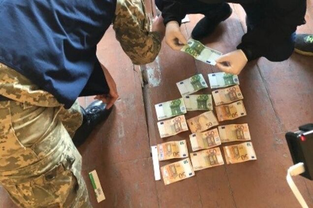 В Черновицкой области пограничник задержан за вымогательство и взятку