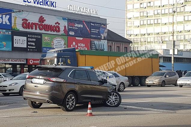 Повернув через дві смуги: у Дніпрі сталася жорстка ДТП на Слобожанському проспекті. Відео
