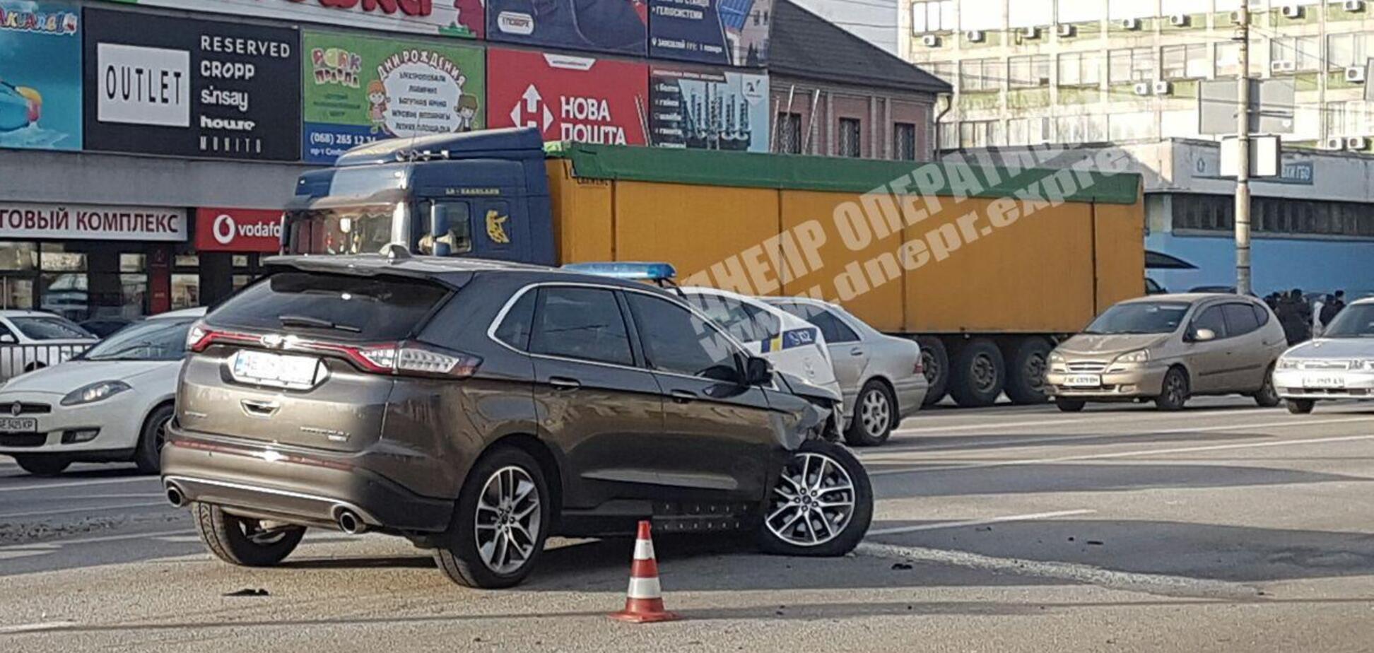 Повернув через дві смуги: у Дніпрі сталася жорстка ДТП на Слобожанському проспекті. Відео