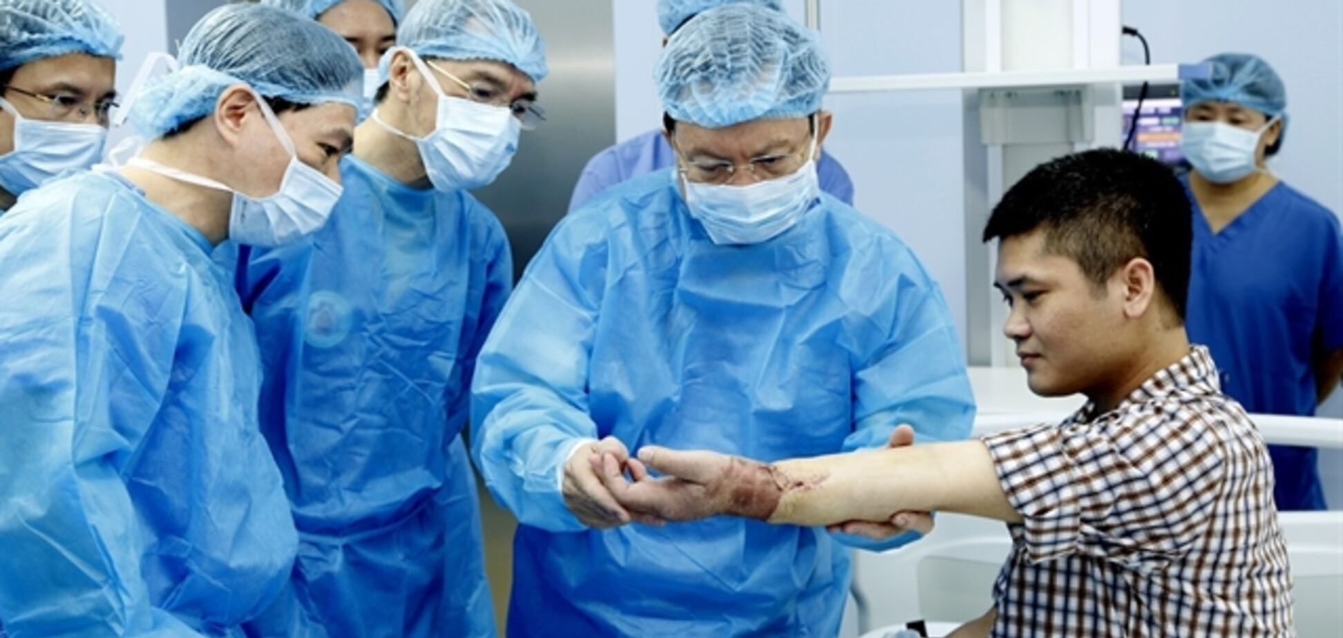 Медики вперше в історії пересадили людині руку від живого донора. Фото