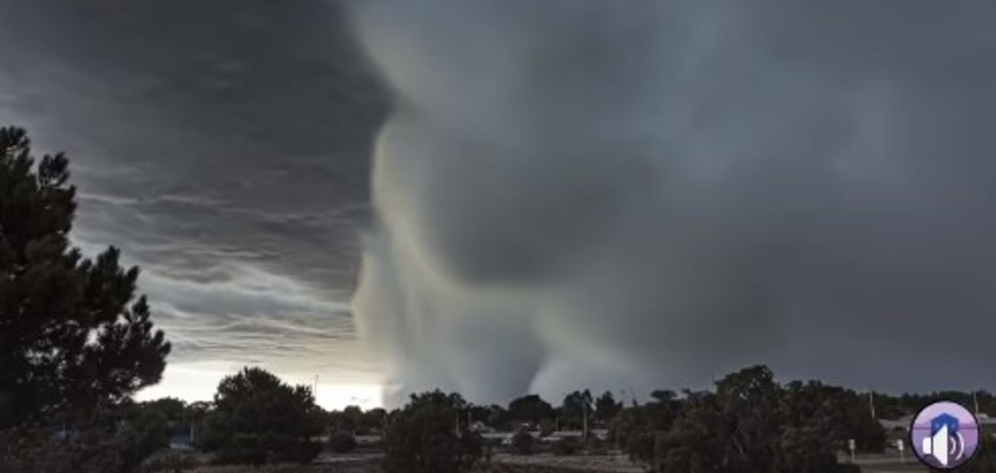 В Австралии засняли уникальную 'дождевую бурю'. Удивительные кадры