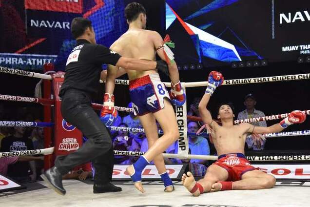 Боксер из Алжира мощно вырубил соперника ударом с колена в голову