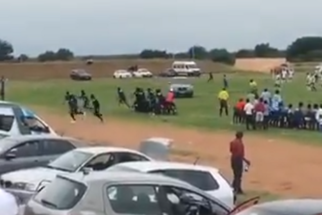 Ганяв по полю: в ПАР фанат на BMW намагався задавити суддю та футболістів