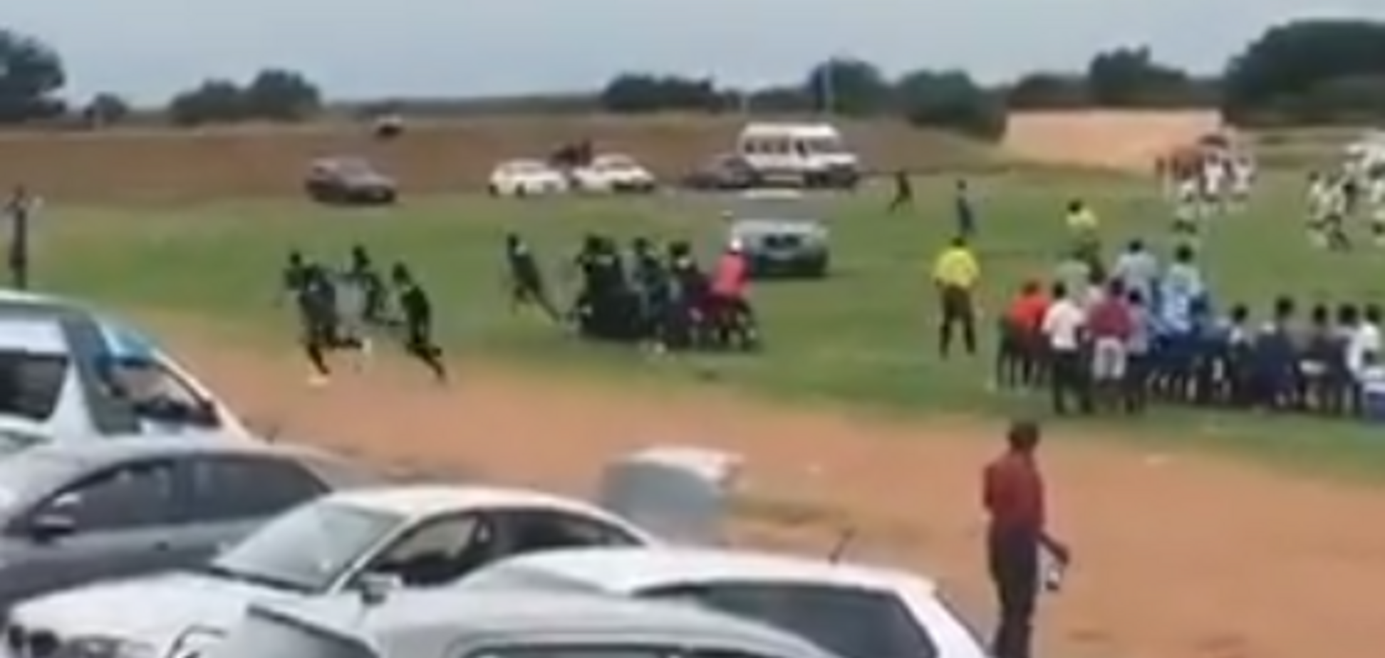 Вболівальник з ПАР спробував задавити суддю