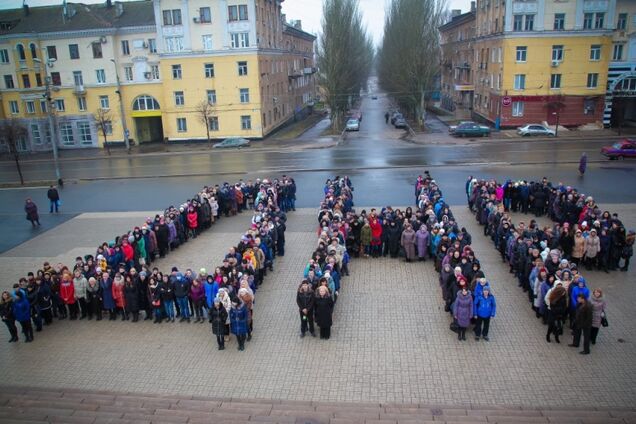 Реальная жизнь в 'ДНР': приходится зарабатывать с автоматом