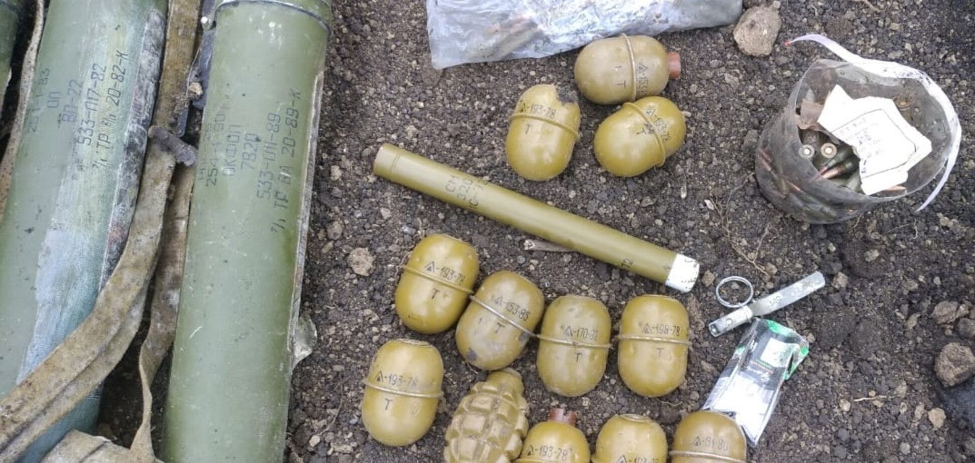 На Донбассе нашли тайник с оружием российских ДРГ