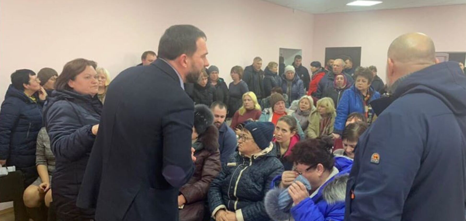 Под Днепром избиратели набросились на нардепа-'слугу' Каптелова. Видео