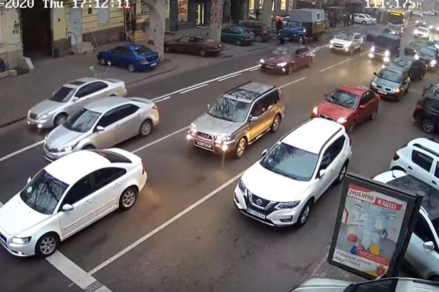 В Одессе копы наказали автохама, бросившего авто на дороге