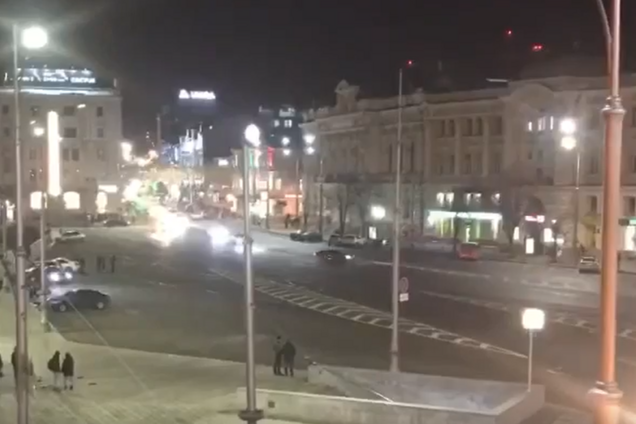 В Харькове на площади Конституции водитель устроил дрифт. Видео