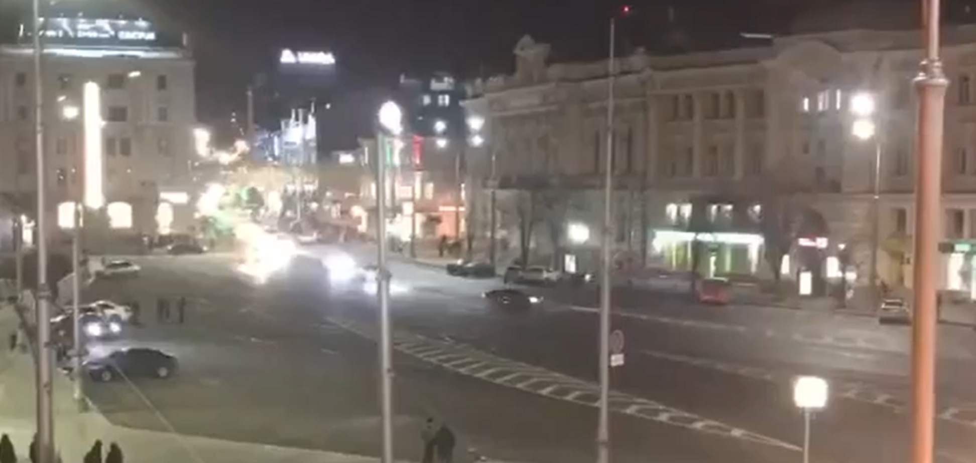 В Харькове на площади Конституции водитель устроил дрифт. Видео