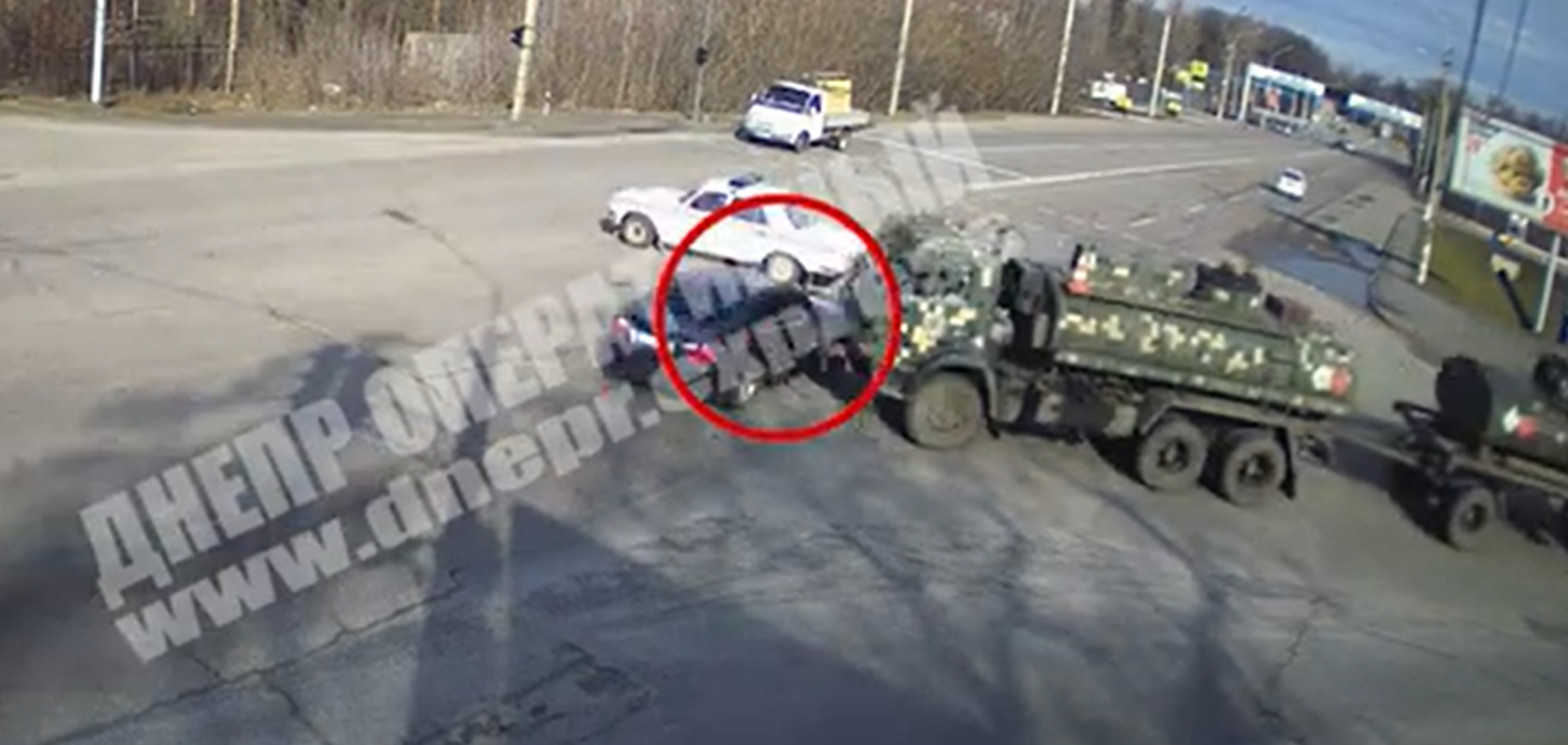 У Дніпрі авто на швидкості протаранило колону військових. Фото і відео ДТП