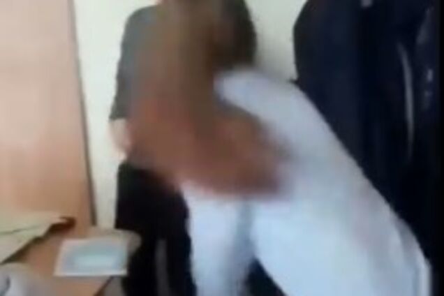 У Херсоні діти по-звірячому побили однокласника на камеру. Жорстоке відео 18+