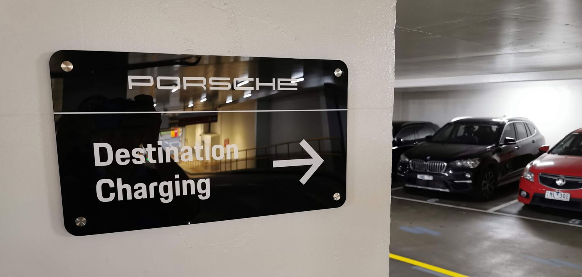 В Киеве появились зарядные станции для электромобилей Porsche