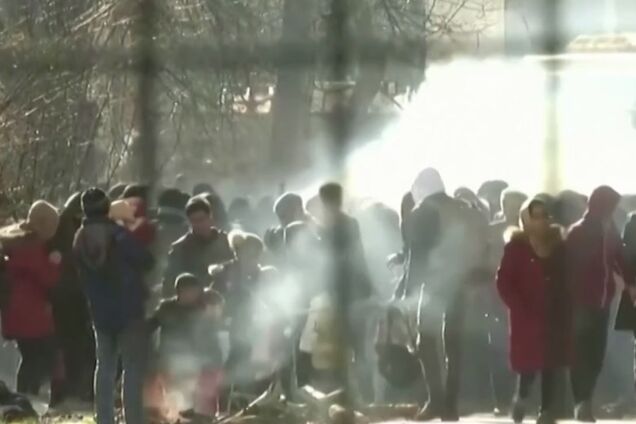 Поліція Греції застосувала газ проти біженців з Туреччини. Фото і відео