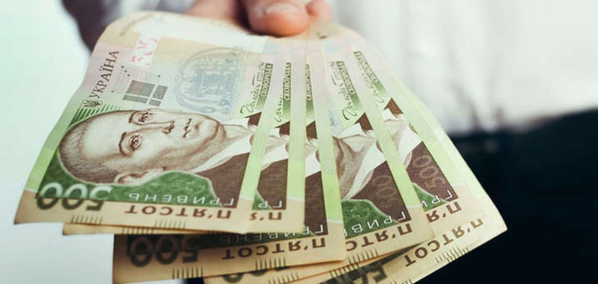 Названа середня зарплата в Україні за січень: хто і де більше отримує