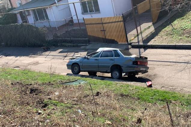 В Одесі після зіткнення з фурою легковик перекинувся з моста