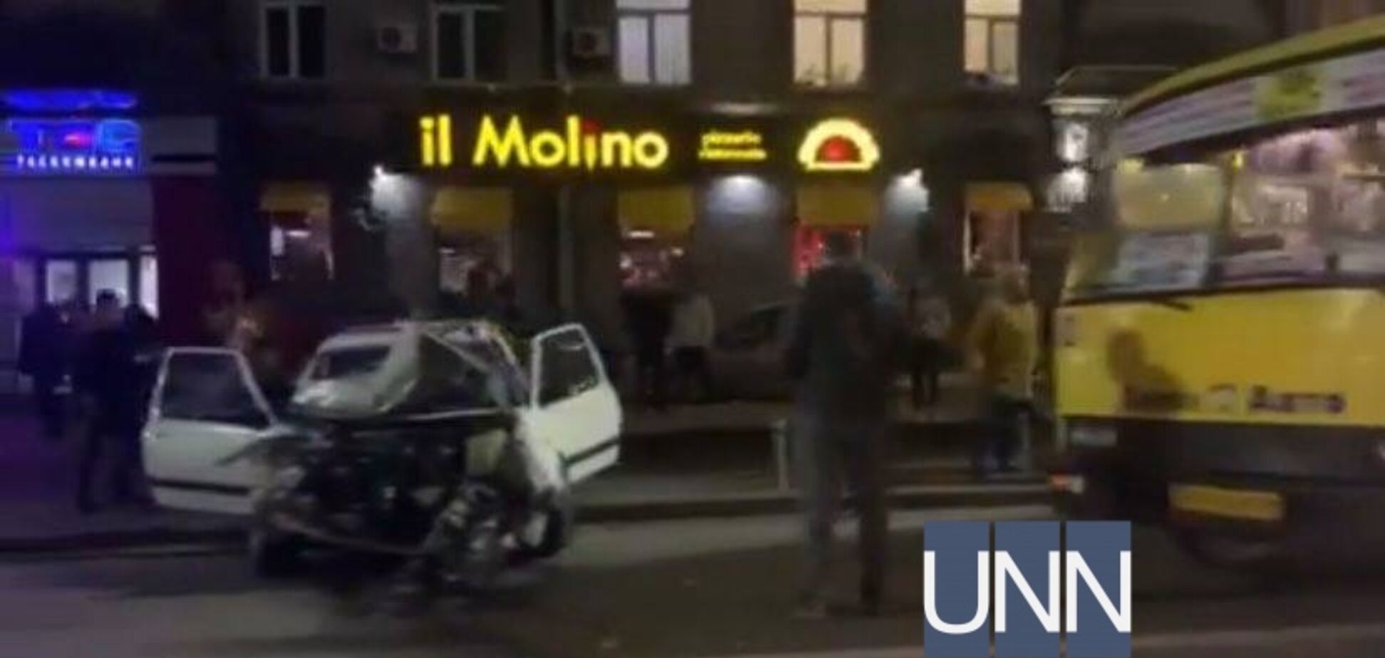 У Києві Volkswagen влетів у маршрутку на зупинці: фото і відео з місця ДТП