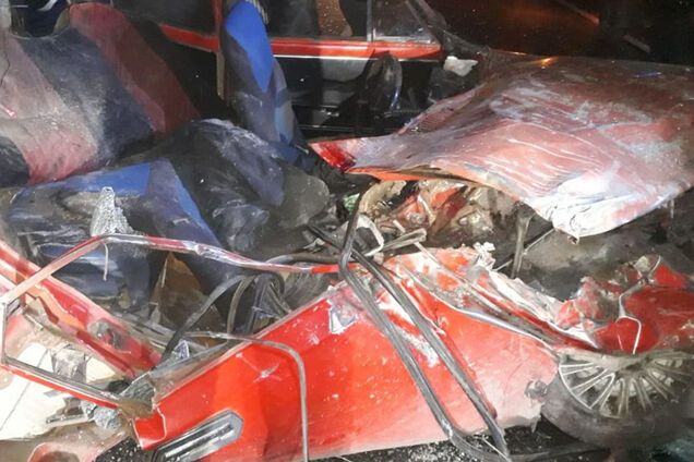 На Дніпропетровщині легковик врізався у вантажівку: тіло чоловіка витягали рятувальники. Фото