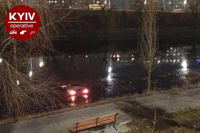На Русанівці в Києві авто впало в канал