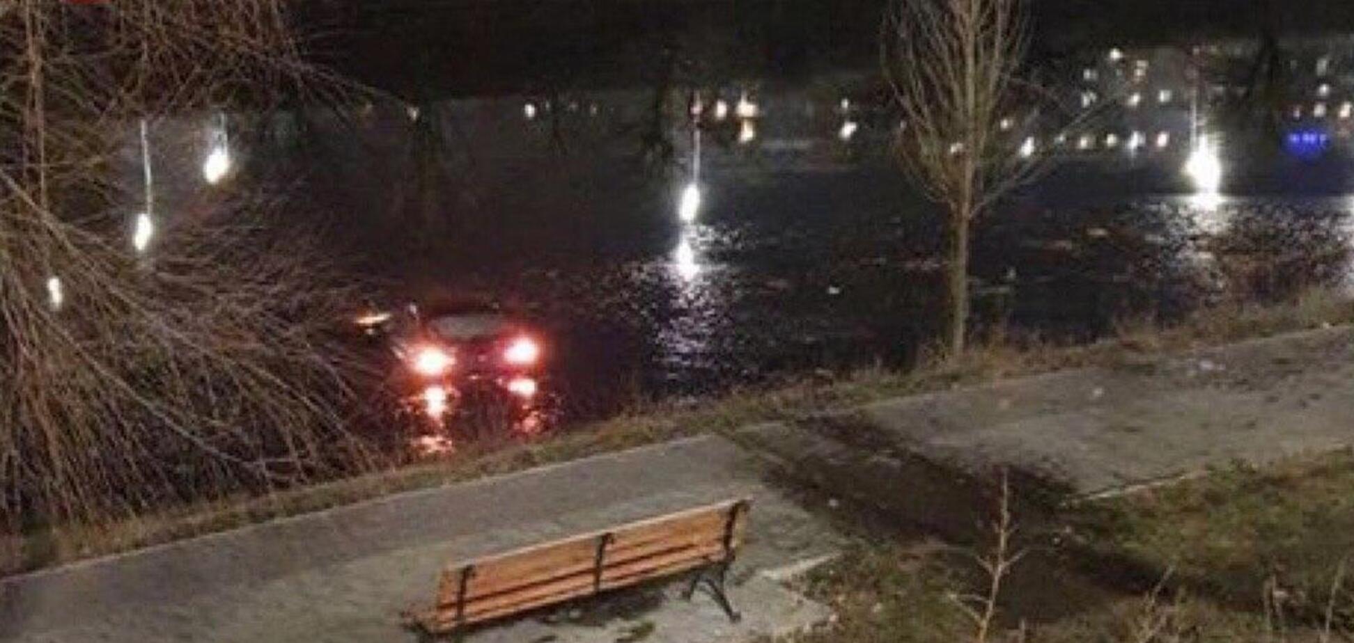 На Русановке в Киеве авто упало в канал