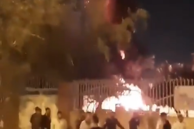 В Иране подожгли больницу из-за коронавируса. Видео