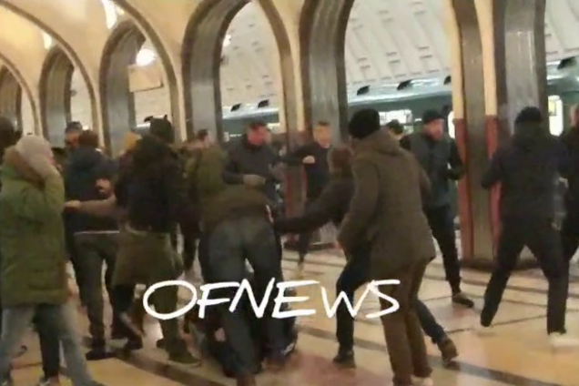 Футбольні фанати влаштували жорстку бійку в метро і потрапили на відео