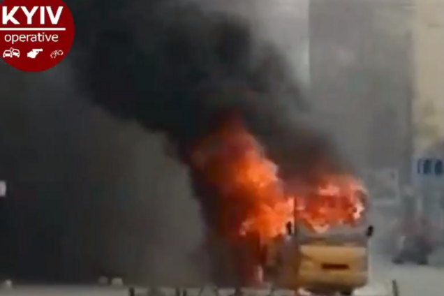 В Киеве во время движения загорелась маршрутка