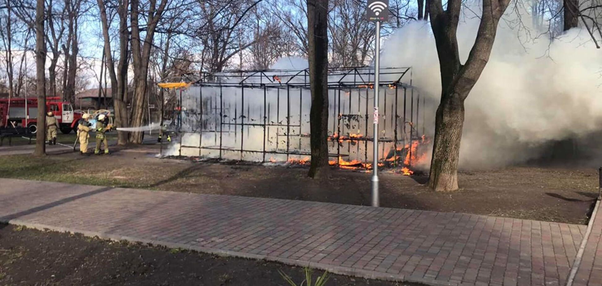 На Дніпропетровщині маленькі діти спалили атракціон в парку. Фото