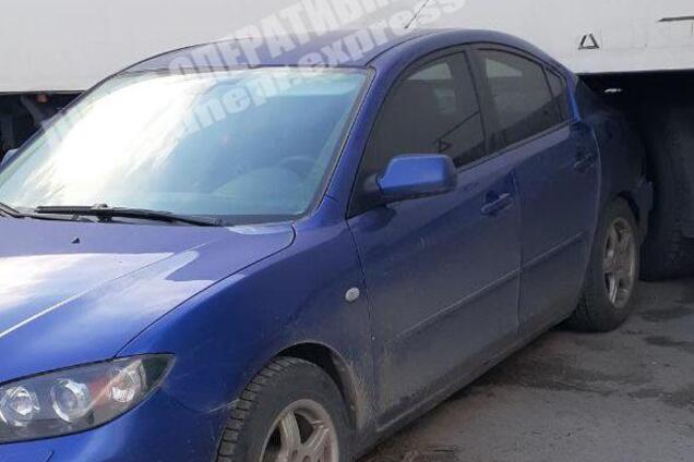 У Дніпрі фура при розвороті розчавила автомобіль. Фото