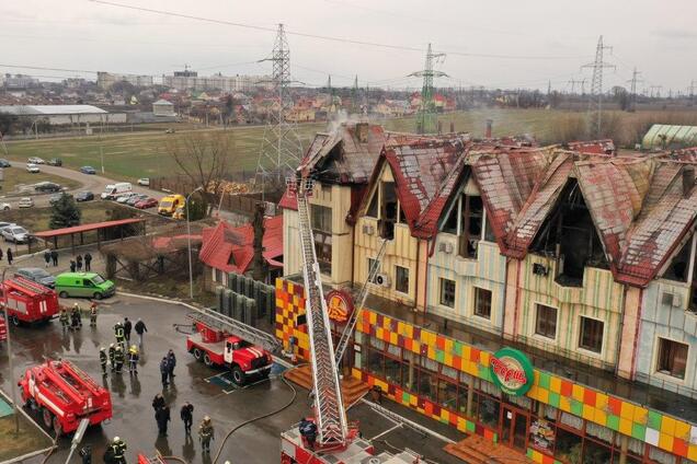 Під Києвом спалахнув готель біля АЗС: всі деталі, фото та відео