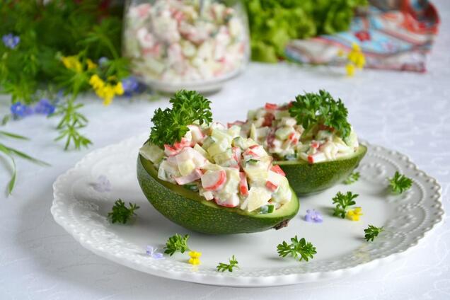 Удивительно вкусный салат с крабовыми палочками и авокадо | FoodOboz |  OBOZ.UA