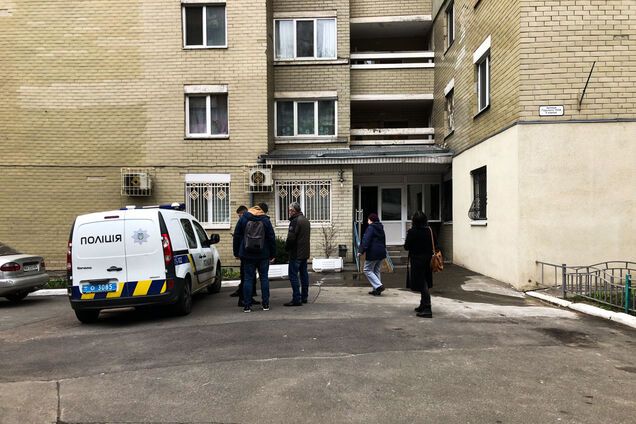 У Києві з вікна багатоповерхівки випала молода дівчина