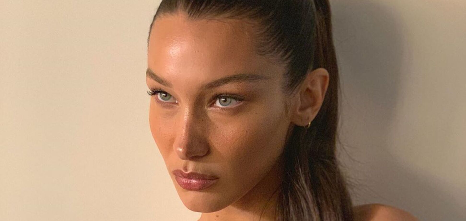 Самая красивая женщина в мире оголила грудь на фото