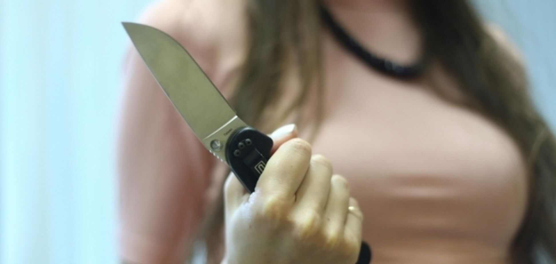 У Дніпрі жінка ножем проткнула собі живіт на очах у родичів: подробиці
