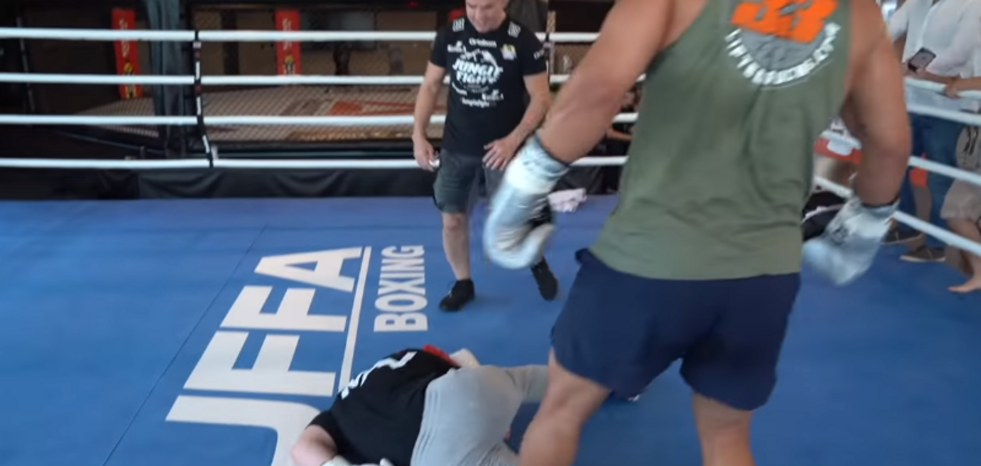 Непобедимый боец UFC отправил в глухой нокаут звезду YouTube