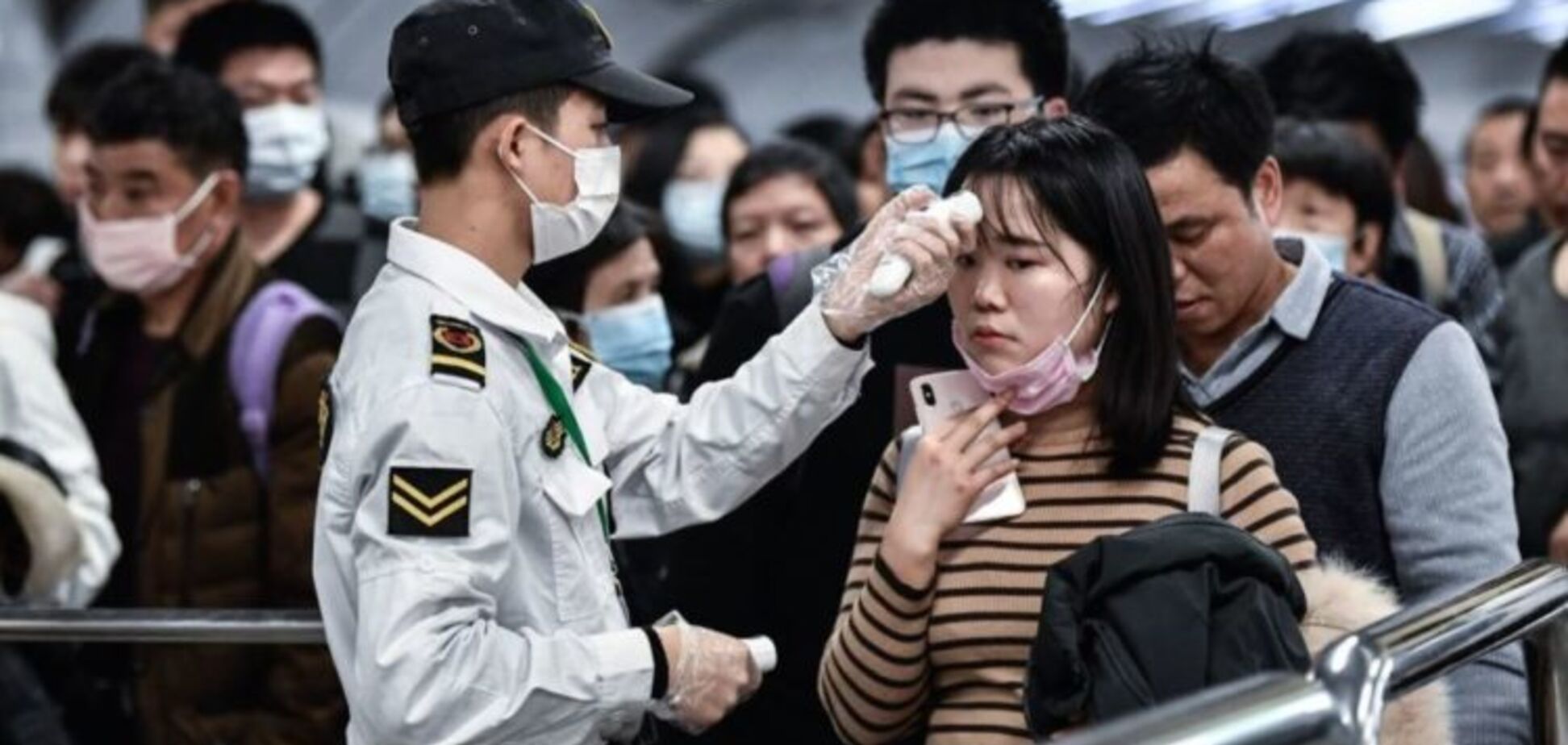 На якій відстані передається коронавірус: вчені дали відповідь