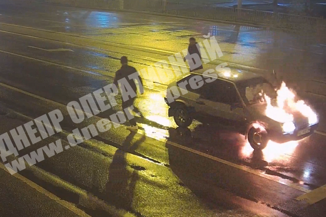 В Днепре на ходу вспыхнул автомобиль с людьми. Видео ЧП