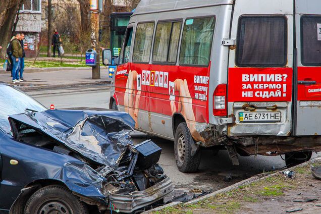 У Дніпрі авто після ДТП влетіло в маршрутку з людьми. Фото і відео