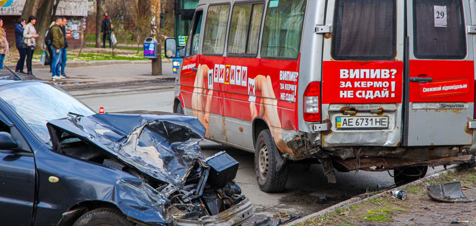 У Дніпрі авто після ДТП влетіло в маршрутку з людьми. Фото і відео