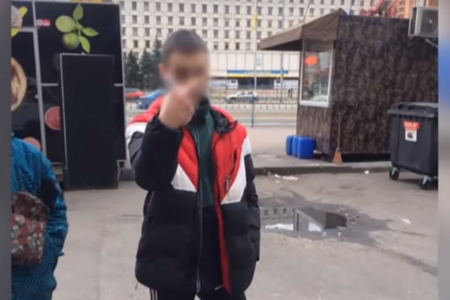 В Киеве банда подростков угрожала женщине и ее мужу