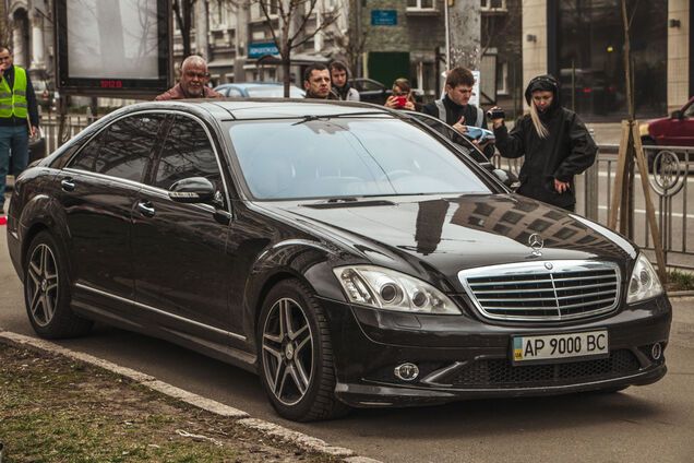 У центрі Києва розстріляли Mercedes: фото та відео з місця НП