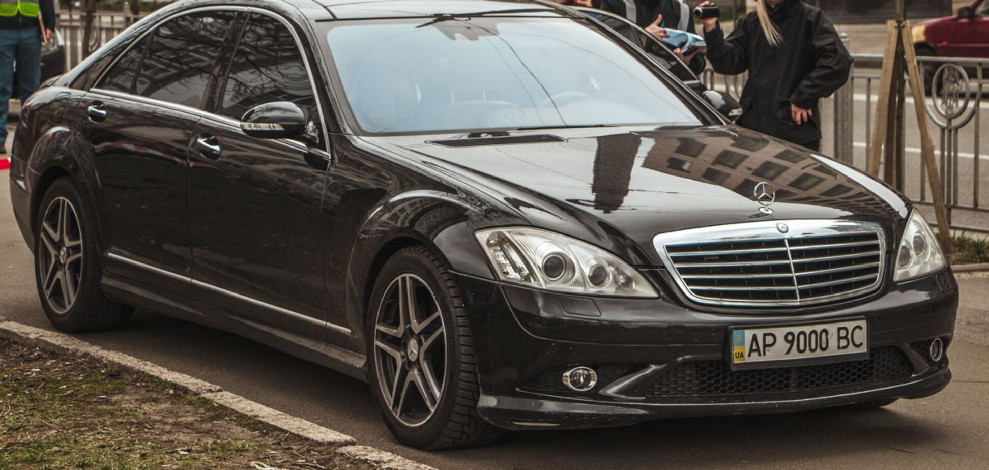 В центре Киева расстреляли Mercedes: фото и видео с места ЧП
