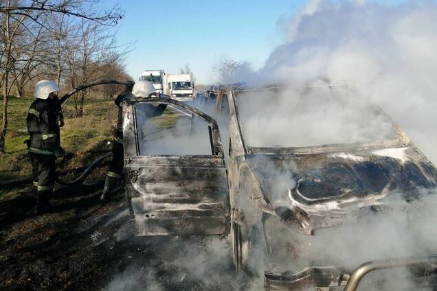 Под Одессой на ходу дотла сгорела маршрутка: пассажиры успели выбежать