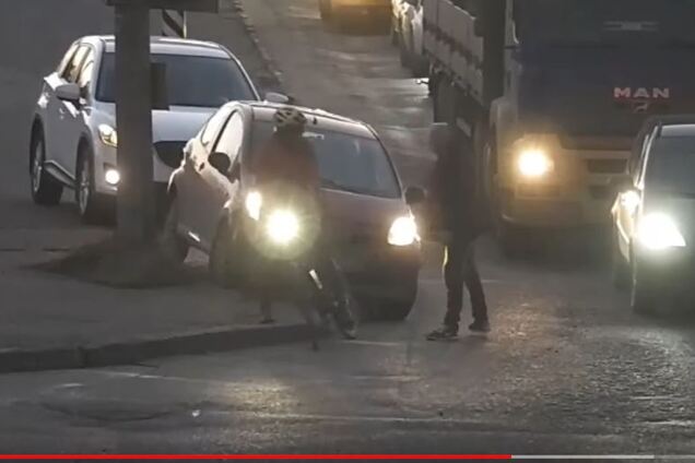 В Одесі нахабний автохам на тротуарі накинувся на велосипедиста