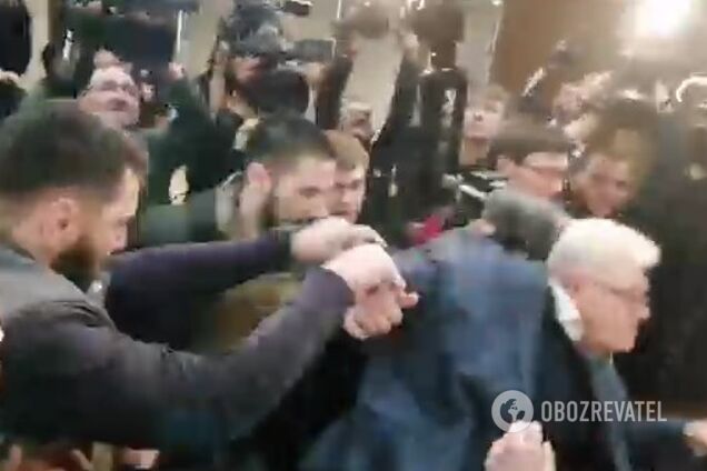 Ветерани АТО заштовхали Сивоха, він упав: з'явилося відео