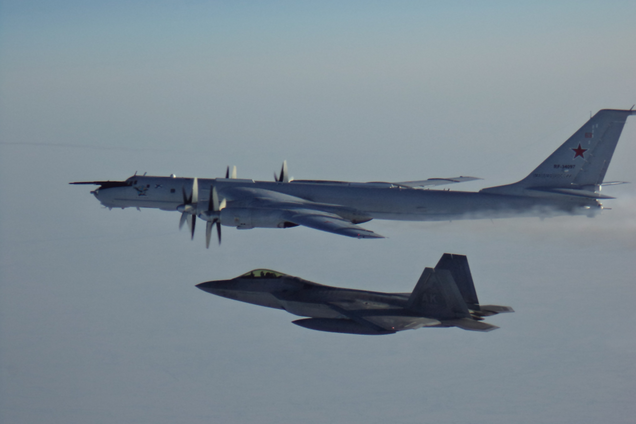Шпигунів Росії спіймали біля Аляски: кадри перехоплення літаків