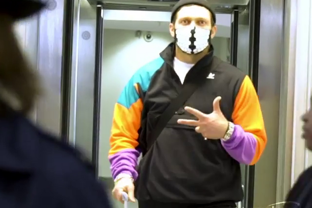 Усика в маске от коронавируса засекли в аэропорту