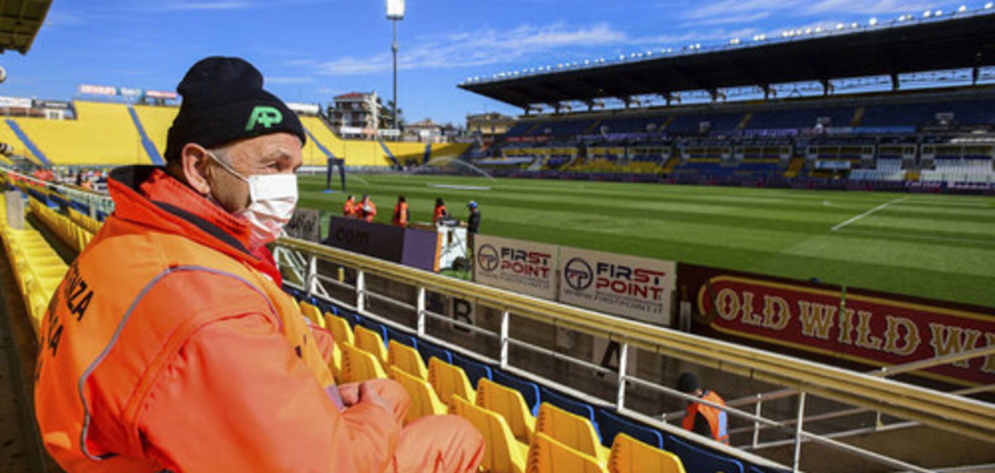 Багато футбольних чемпіонатів були зупинені через коронавірус