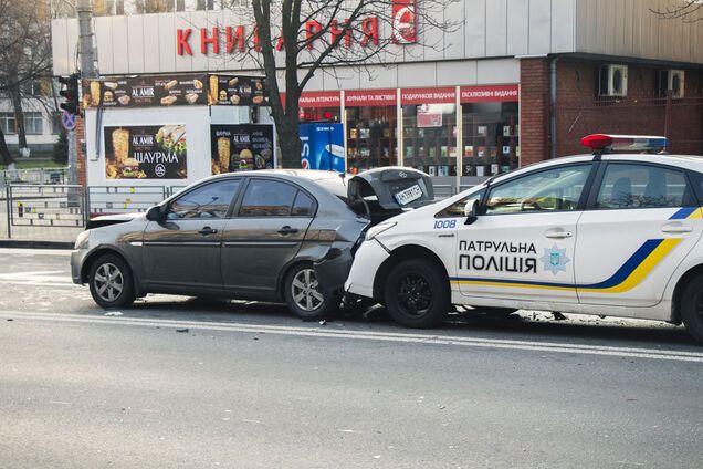 У Києві патрульні протаранили два Hyundai і отримали п'яну "відповідь". Фото і відео