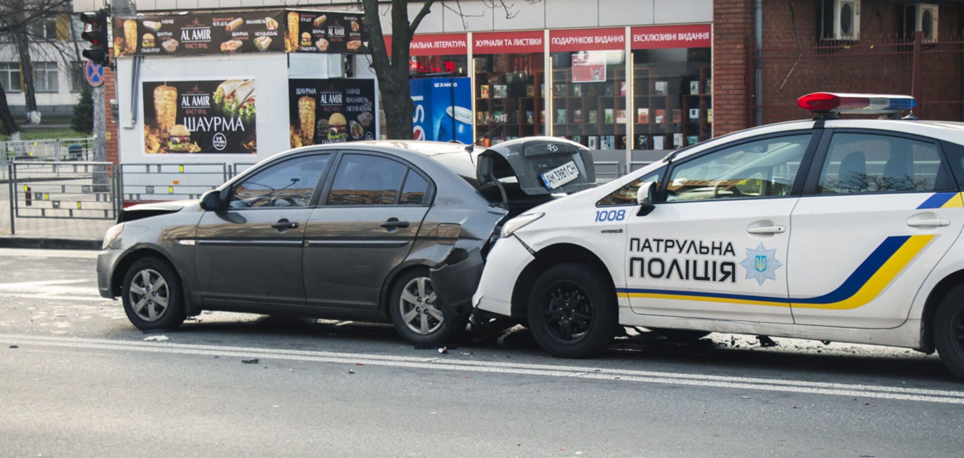 В Киеве патрульные протаранили два Hyundai и получили пьяную 'ответку'. Фото и видео